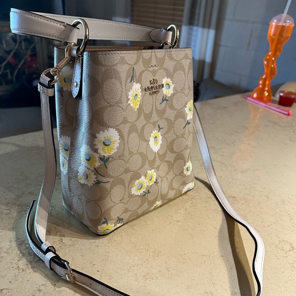 Coach Small Town Bucket Bag In Signature Canvas - Picture 2 of 9